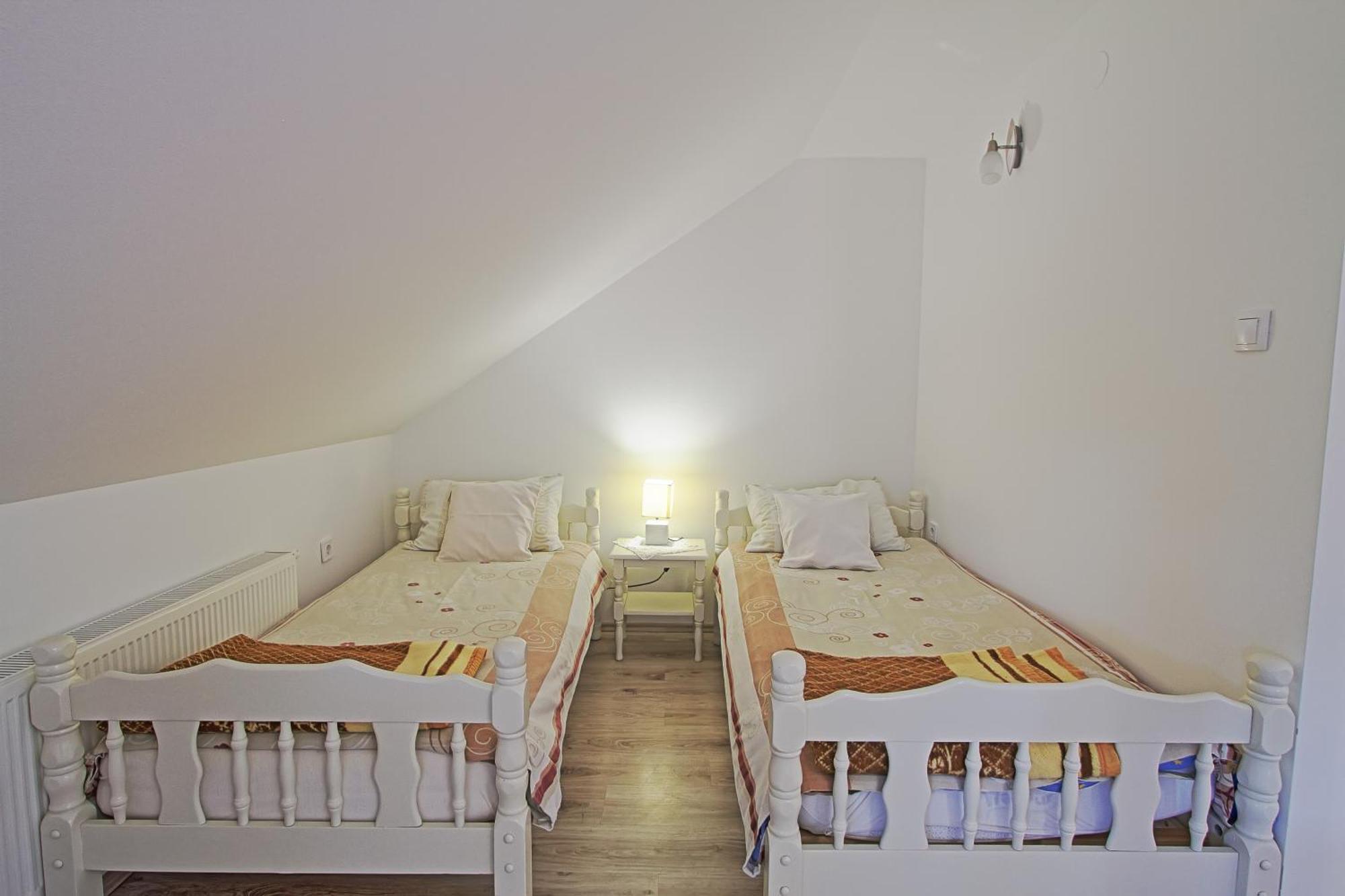 Guesthouse Viktorija Flat Оточац Экстерьер фото